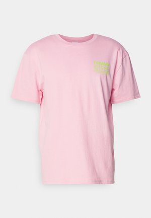 Lyserød kortærmet bomulds-T-shirt med rund hals og lille grøn "TOMMY 1985" tekst på venstre side af brystet.