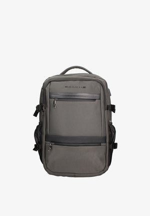 Sac à dos rectangulaire gris avec plusieurs compartiments zippés, poches latérales en mesh, poignée supérieure et bretelles noires réglables sur fond blanc.