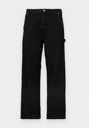 Zwarte spijkerbroek met een rechte pijp, voorzien van een knoop- en ritssluiting, zijzakken en subtiele textuurvariaties.