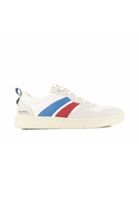 Hvit sneakers med blå og røde diagonale striper, tekstiloverdel, snøring, gummisåle, og en liten blå hælflik.