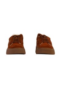 Sneaker in camoscio marrone con suola in gomma testurizzata, forma arrotondata, lacci anteriori e dettagli bianchi sui lati e sull'apertura superiore.