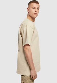 MJ Gonzales METAMORPHOSE  - T-shirts print - wet sand