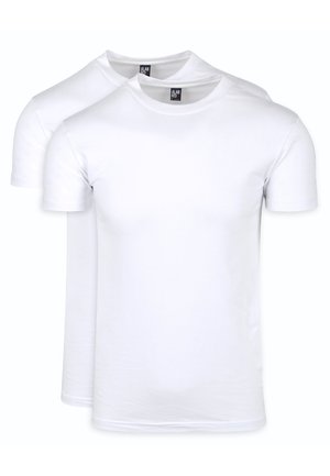 T-shirts en coton blanc, à manches courtes, de design col rond, texture lisse, deux chemises visibles empilées, avec des étiquettes d'entretien au niveau du col.