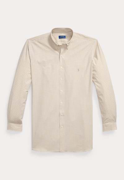 Chemise à carreaux beige et blanche à manches longues, boutonnée avec col, poignets et logo brodé sur la poitrine gauche.