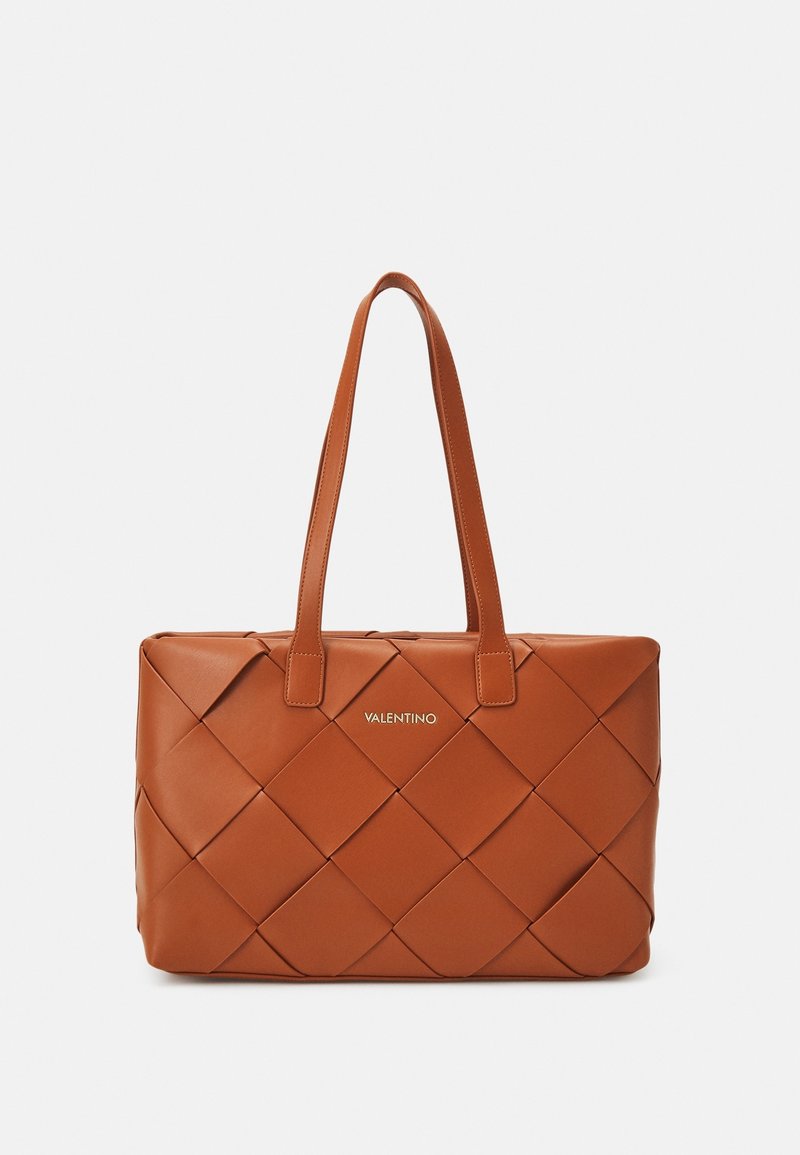 Brun läder tote-väska med ett vävt mönster, rektangulär form, två handtag och guldlogotypdetaljer på framsidan.