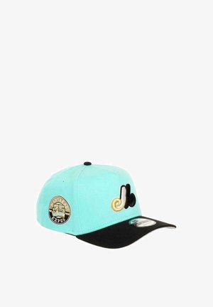 Türkise Baseballmütze mit schwarzem Schirm, die gestickte Akzente aufweist: ein goldenes Logo und ein runder Aufnäher mit "Montreal Expos 35."