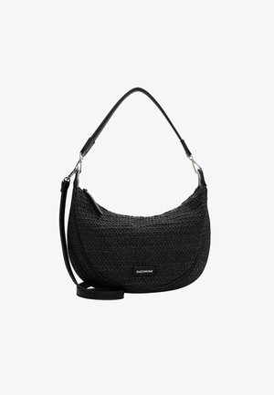 Černá tkaná kabelka s zakřiveným tvarem, elegantní syntetický materiál, nastavitelné ramenní popruhy a jemný detail loga na přední straně.