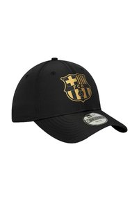 Schwarze Baseballkappe mit gebogenem Schirm und goldenem Barcelona-Emblem auf der Vorderseite. Verfügt über Belüftungsösen und ein Größenetikett am Schirm.