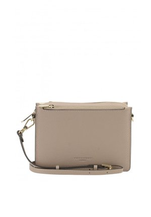 Sac bandoulière rectangulaire en cuir beige avec fermeture éclair dorée et sangle ajustable, design minimaliste et embossage subtil de la marque.