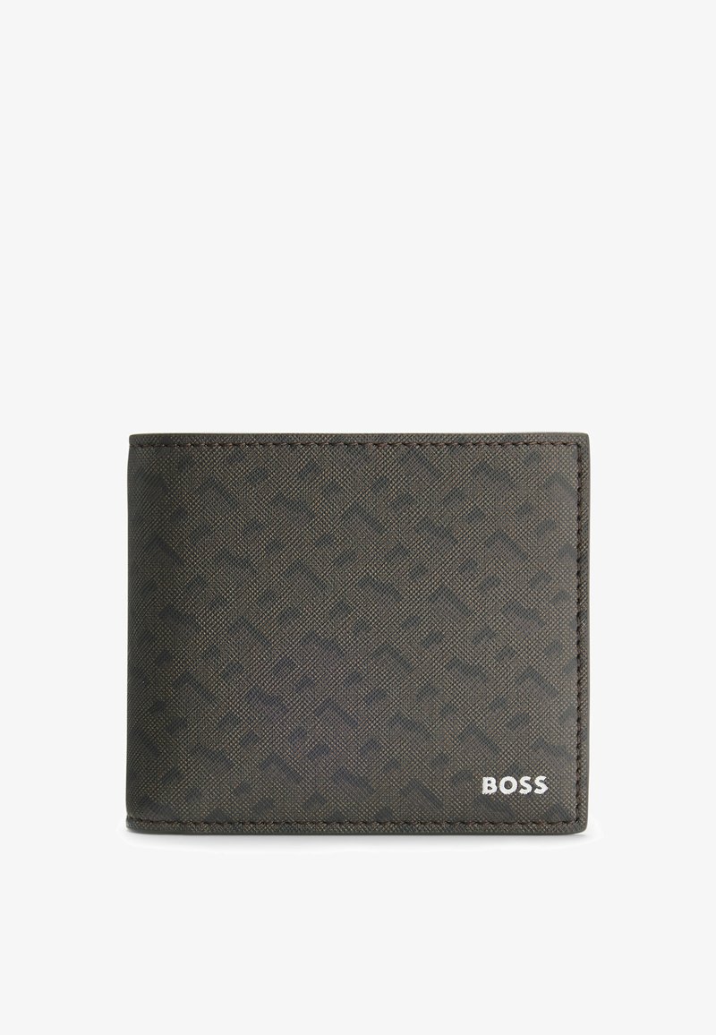 Cartera de cuero en marrón oscuro con patrón en relieve. Presenta la marca "BOSS" en blanco en la esquina inferior derecha y un detalle de costura fina. Diseño compacto.