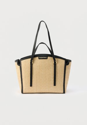 Bež tote torba od tkanine s crnim kožnim oblogama i ručkama, s natpisom Valentino loga na vrhu u sredini.