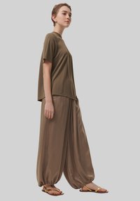 Leem ASYMMETRIC HEM  - Camiseta básica - brown
