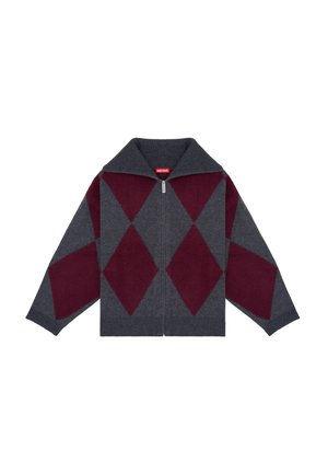Pull zippé gris foncé avec grands motifs losanges bordeaux sur le devant et les manches et un large col.