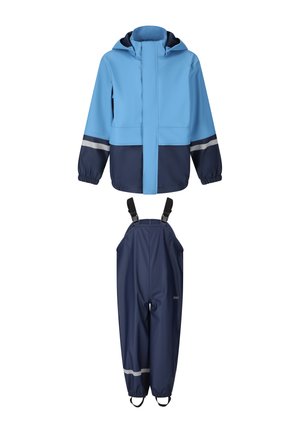 Zweiteiliges wasserdichtes Kinderoutfit mit hellblauer Jacke und dunkelblauer Latzhose, versehen mit reflektierenden Streifen und verstellbaren schwarzen Schultergurten.