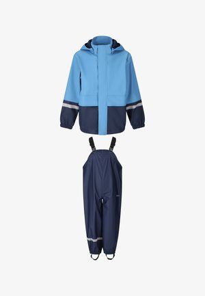 Tenue imperméable deux pièces pour enfants avec veste bleu clair et pantalon salopette bleu marine présentant des bandes réfléchissantes et des bretelles noires réglables.