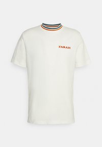Bílý bavlněný tričko s krátkým rukávem, žebrovaný pruhovaný límec v modré, zelené a oranžové barvě, se znakem "FARAH" v oranžové barvě na hrudi.