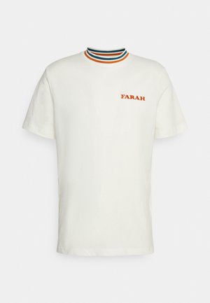 Camiseta de algodón blanca con mangas cortas, cuello de canalé a rayas en azul, verde y naranja, con el logo naranja "FARAH" en el pecho.