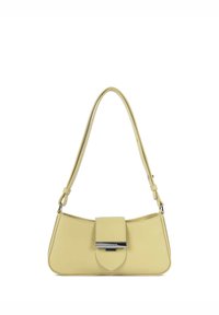 Borsa a tracolla in pelle gialla con una forma curva e una tracolla corta. Presenta una chiusura a patta con ferrature metalliche e nessun motivo visibile.