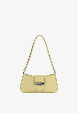 Gelbe Lederhandtasche mit geschwungener Form und kurzem Schulterriemen. Verfügt über eine Klappe mit Metallverschluss und keine sichtbaren Muster.