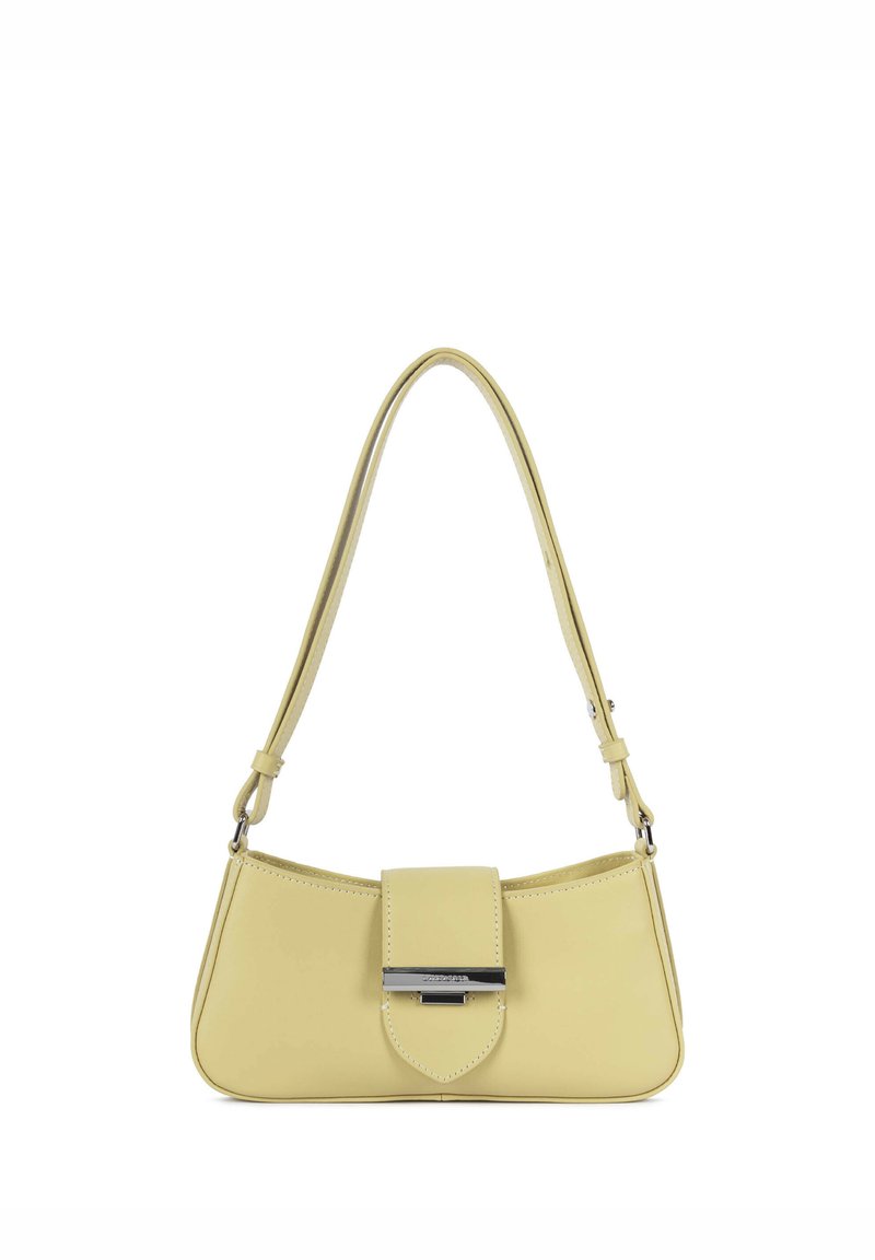 Borsa a tracolla in pelle gialla con una forma curva e una tracolla corta. Presenta una chiusura a patta con ferrature metalliche e nessun motivo visibile.