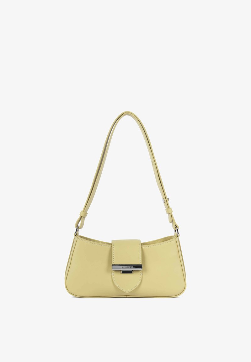 Borsa a tracolla in pelle gialla con una forma curva e una tracolla corta. Presenta una chiusura a patta con ferrature metalliche e nessun motivo visibile.