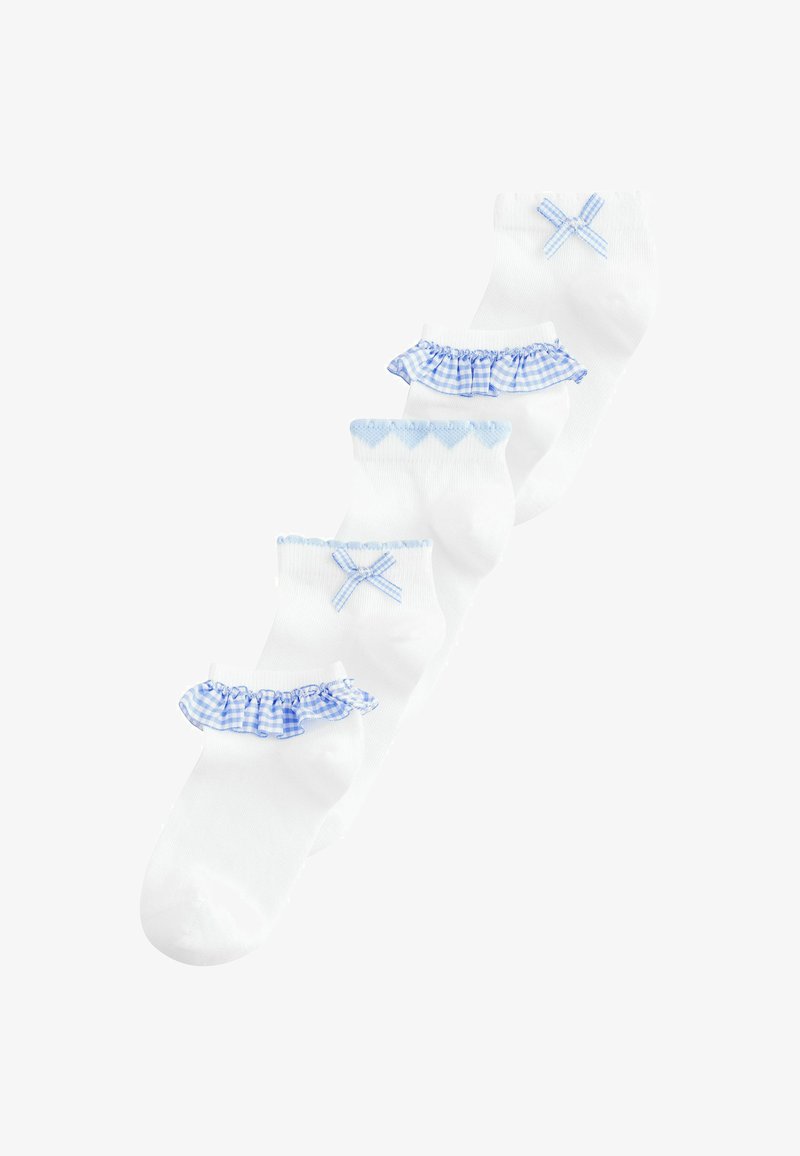Cinq chaussettes basses blanches avec des volants à carreaux bleus, des nœuds et des bords festonnés disposés en ligne diagonale sur un fond blanc.
