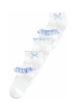 Weiße Knöchelsocken mit blauen Gingham-Rüschen, gewellten Kanten und kleinen Schleifen. Fünf Paare mit unterschiedlichen Designs in einer kompakten Anordnung.