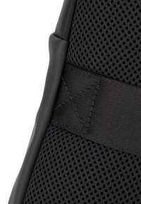 Schwarzer Mesh-Stoff mit strukturierter Oberfläche, verstärkten Nähten und glatten Applikationen. Verfügt über einen gepolsterten Rand für Komfort und Unterstützung.
