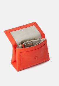 Borsa in pelle arancione con finitura texturizzata, dotata di un interno grigio e una tasca con zip, aperta con una tasca piatta esterna.