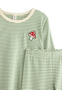 Grønstribet pyjamas sæt med ribbet halsudskæring, der har en rød svampebroderi på brystet og elastisk talje på bukserne.
