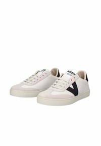 Sneakers bianchi con punta in suede e dettagli neri. Presentano una chiusura con lacci, un colletto imbottito e un logo sulla linguetta. Suola in gomma texturizzata.