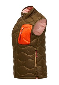 Isoleret vest i olivengrøn med quiltet design, høj krave, ferskenfarvet foring og en orangeklædt brystlomme med lynlås. Dobbelt sidelommer er inkluderet.