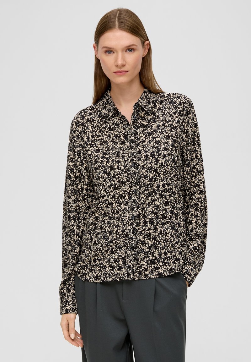 Zwarte blouse met bloemmotief, kraag en knoopsluiting, gemaakt van lichtgewicht stof, met lange mouwen en een ontspannen pasvorm.