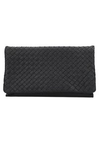 Pochette en cuir noir avec motif tissé et forme rectangulaire, conçue pour être tenue à la main.