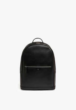 Zwarte leren rugzak met een gladde, gestructureerde oppervlak. Heeft een afgeronde bovenkant, een voorvak met rits en een bovenhandgreep om te dragen.