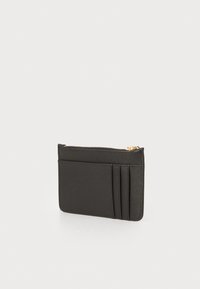 Portefeuille en cuir noir avec fermeture à glissière, trois emplacements pour cartes et une finition texturée. Forme rectangulaire compacte, design minimaliste.