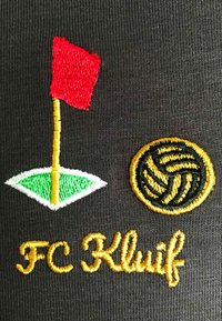 Geborduurd logo met een rode vlag op een gele paal boven een groene hole met "FC Kluif" in gouden schrift op donkere stof.