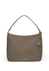 Bolso de hombro de cuero en un color topo suave, con un acabado texturizado, detalles en dorado y una pequeña etiqueta de la marca adjunta.