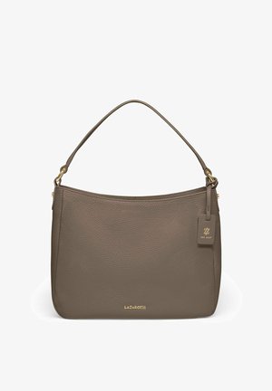 Bolso de hombro de cuero en un color topo suave, con un acabado texturizado, detalles en dorado y una pequeña etiqueta de la marca adjunta.