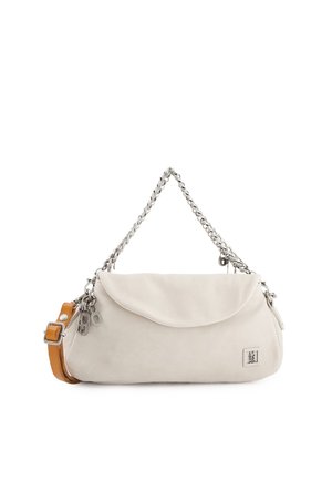 Elfenbeinweiße Lederschultertasche mit silberner Kettenhenkel, verstellbarem cognacfarbenem Riemen, Klappenverschluss und Metall-Logoplate vorne.
