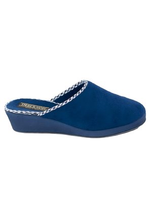 Zapatilla azul tipo slip-on con un tacón cuña bajo y ribete a cuadros alrededor de la abertura, diseñada para uso en interiores.