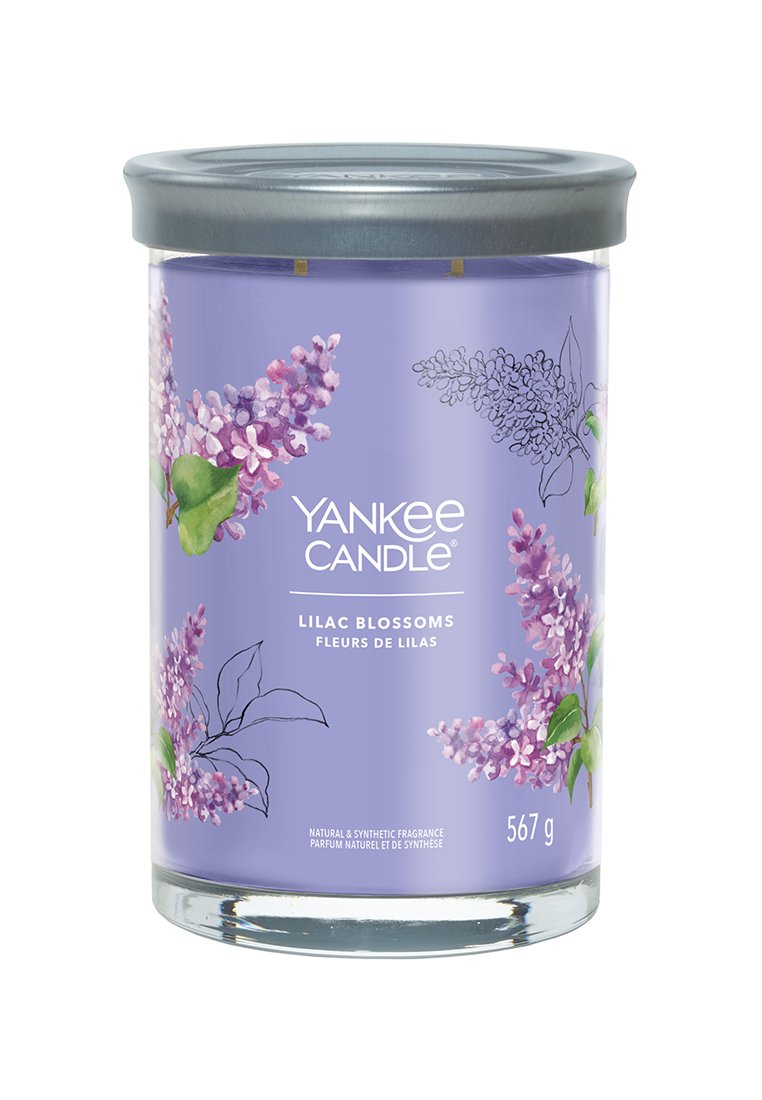 Candela Yankee in un barattolo di vetro trasparente con un coperchio argentato, con motivi floreali di lilla su uno sfondo lavanda. Contiene 567g.