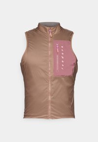 Rjava brezrokavnik z visokim ovratnikom, sprednjim zadrgo in roza žepom z zadrgo, na katerem je bela besedila. Gladek, lahek material.