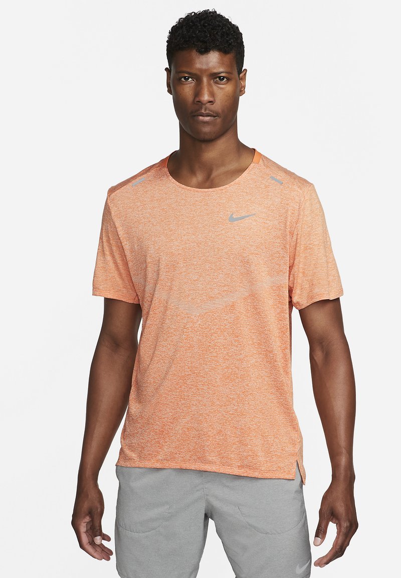 Nike Performance RISE - T-shirt desportiva - orange trance/htr/(reflective silv)