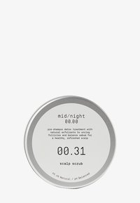Boîte ronde en étain argenté avec une texture métallique lisse, étiquetée "mid/night 00.00" et "00.31 scalp scrub", détaillant les ingrédients et l'utilisation.