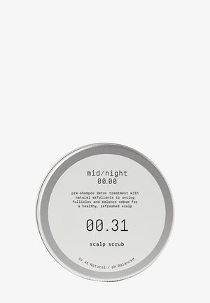 Sølvfarget rund metallboks med glatt metallisk tekstur, merket "mid/night 00.00" og "00.31 scalp scrub," med detaljer om ingredienser og bruk.