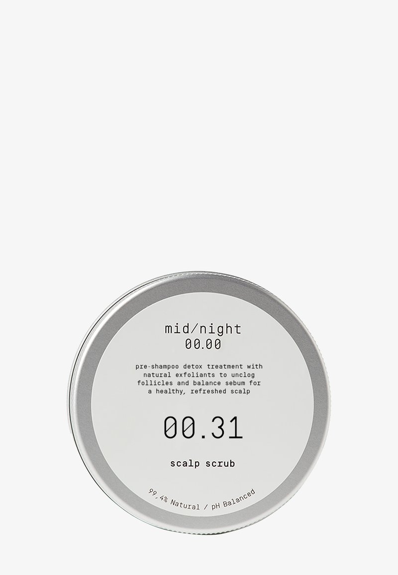 Sølvfarget rund metallboks med glatt metallisk tekstur, merket "mid/night 00.00" og "00.31 scalp scrub," med detaljer om ingredienser og bruk.
