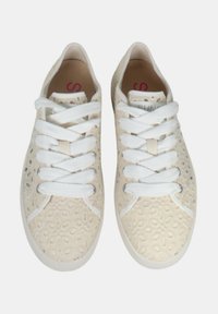 Zapatillas blancas con cordones, con detalles perforados, parte superior texturizada y cordones blancos. Interior de tejido suave y suela de goma plana.
