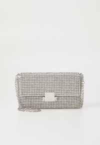 Silver clutchväska täckt med rhinestones med en slät, rektangulär form, utrustad med ett metallkläde och en kedjeaxelrem.