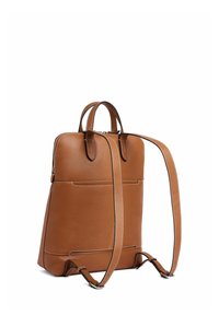 Zaino in pelle marrone con due spallacci regolabili, doppie maniglie superiori e cuciture visibili su uno sfondo bianco.